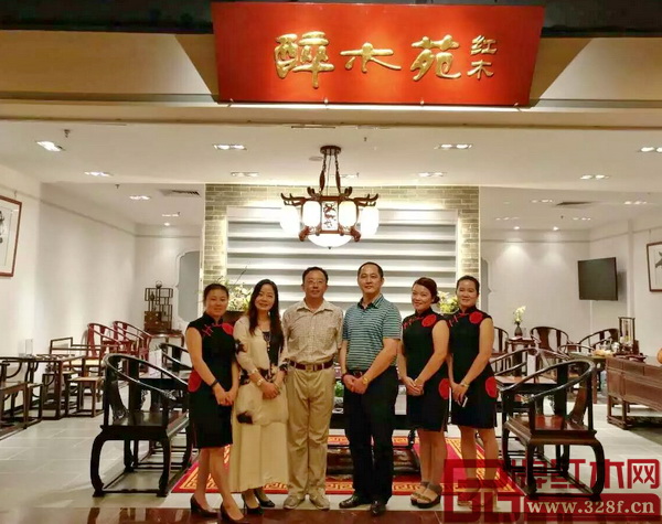 华南农业大学教授、博士生导师李凯夫(左三)与醉木苑总经理郑庭华(右三)在醉木苑位于广州市花城大道马会家居一楼1719号的展厅前留影 华南农业大学教授、博士生导师李凯夫(左三)与醉木苑总经理郑庭华(右三)在醉木苑位于广州市花城大道马会家居一楼1719号的展厅前留影