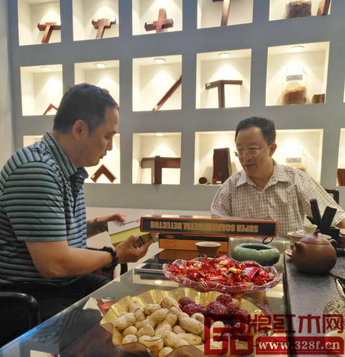 李凯夫教授(右)就企业如何差异化发展与醉木苑总经理郑庭华(左)深入交流,并为醉木苑红木的品牌化发展献策 李凯夫教授(右)就企业如何差异化发展与醉木苑总经理郑庭华(左)深入交流,并为醉木苑红木的品牌化发展献策
